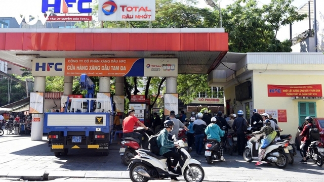 Petrol prices fall to below VND20,000 per litre in latest adjustment