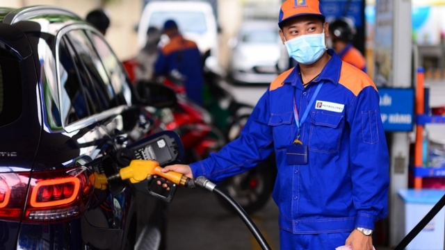 Domestic petrol prices nosedive to below VND20,000 per litre