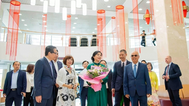 Phu nhân Tổng Bí thư Tô Lâm thăm lớp học tiếng Việt tại Nga