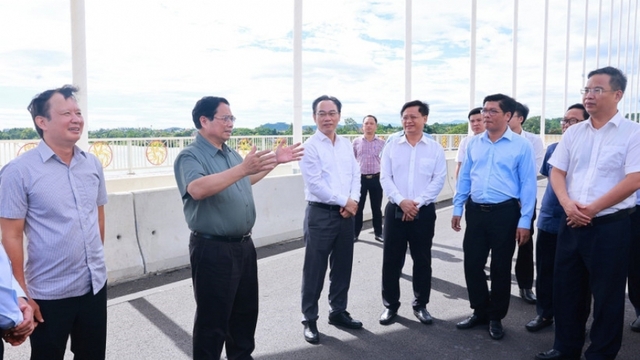 PM inspects key infrastructure projects in Hue