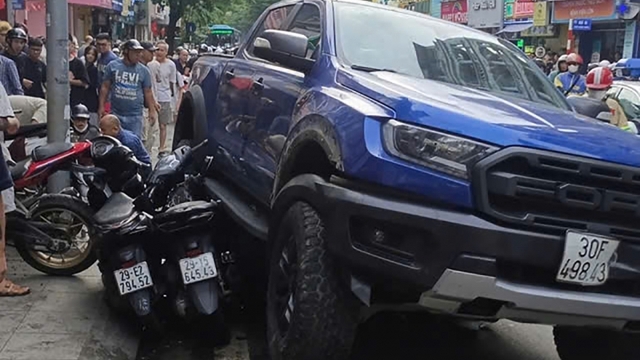 Ô tô bán tải tông hàng loạt xe ở Khâm Thiên, Hà Nội