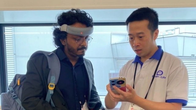 Vietnamese startup unveils AI-powered wearable to track mental health