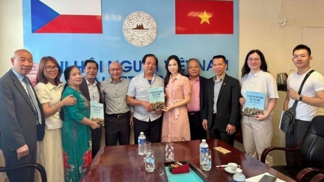 Summer Vietnamese language class opens in Prague with strong community support