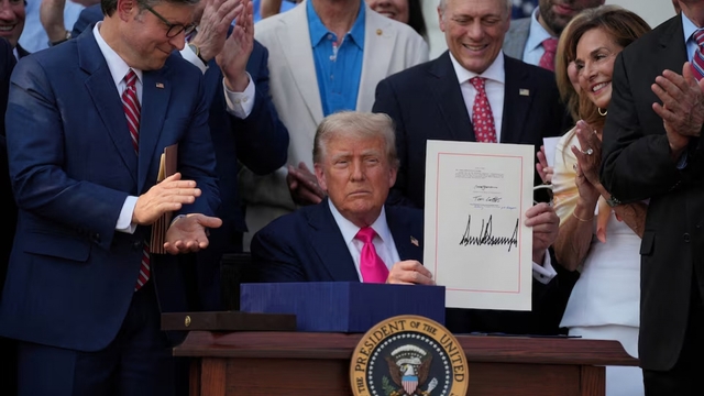 Tổng thống Mỹ Trump ký ban hành dự luật cắt giảm thuế và chi tiêu toàn diện