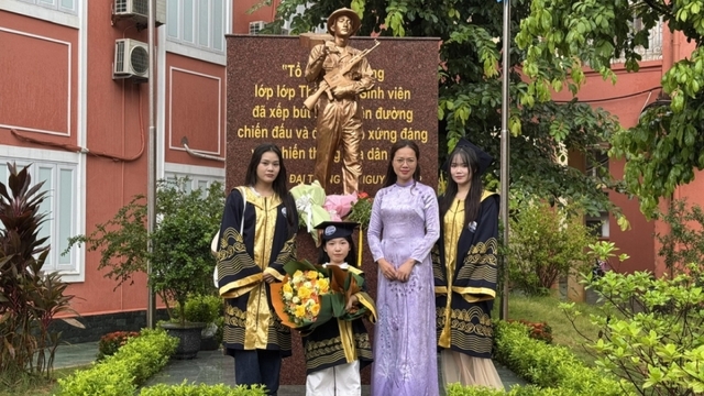 Cô sinh viên mồ côi, khuyết tật có việc làm ngay trong ngày nhận bằng tốt nghiệp