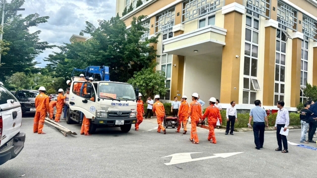 Hơn 200 công nhân, kỹ sư EVNCPC lên đường hỗ trợ khắc phục lưới điện sau bão số 5