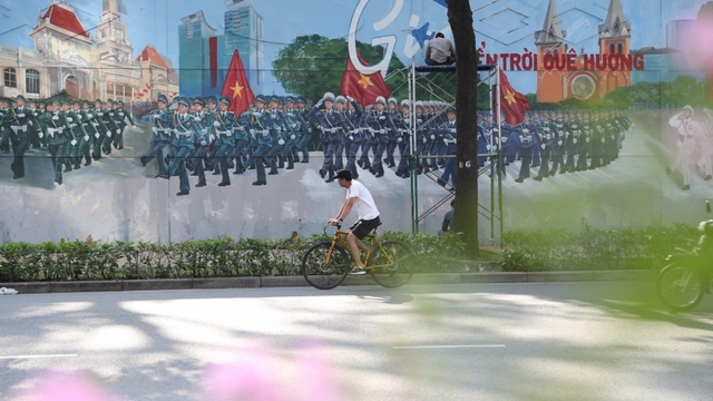 Bức bích hoạ “khổng lồ” tái hiện lễ diễu binh ở TP.HCM đẹp như ảnh