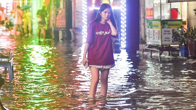 Lội nước về nhà lúc nửa đêm sau trận mưa lớn ở Hà Nội