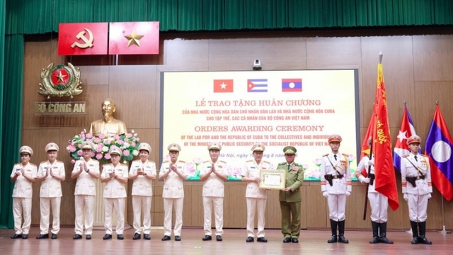 Vietnam’s public security force honoured with noble decorations from Laos, Cuba