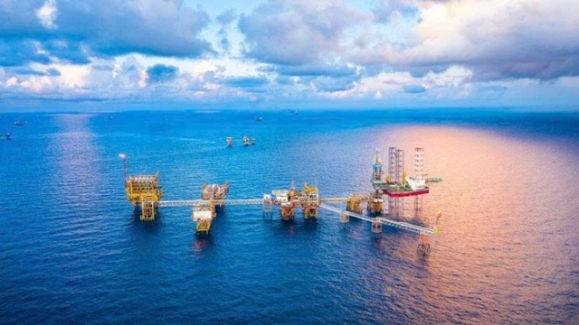 Vietsovpetro welcomes first oil flow from new oil field