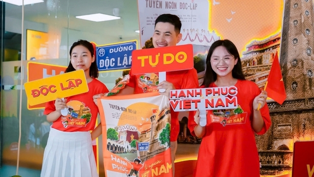Người dân đổ về photobooth SHB, khoảnh khắc mừng Quốc khánh thêm rộn ràng
