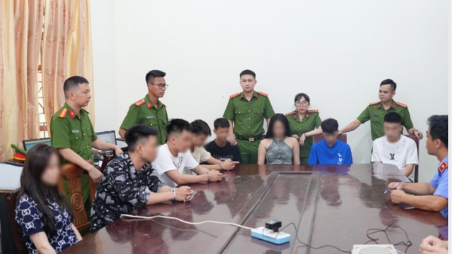 Bắt quả tang 8 đối tượng sử dụng ma túy trong phòng hát karaoke ở Nghệ An