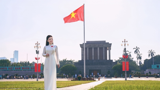 Dương Hoàng Yến hát “Tổ quốc trong ánh mặt trời” tri ân thế hệ đi trước