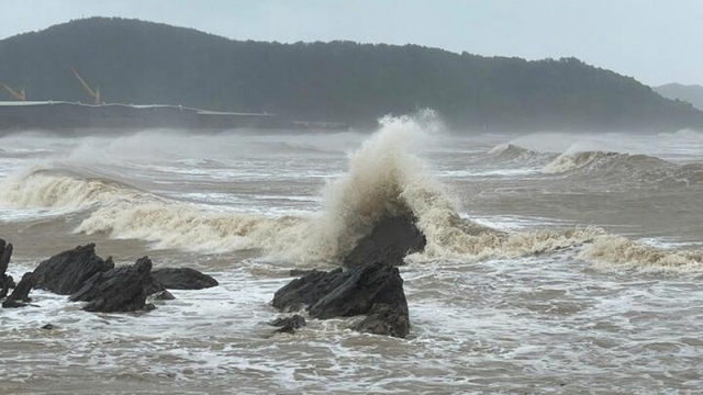 Typhoon Kajiki brings heavy rain and strong winds after hitting central Vietnam