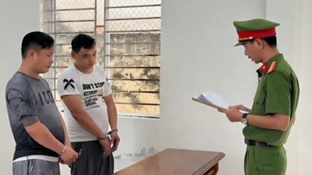 Bắt 2 kẻ giả danh công an xông vào tụ điểm đánh bạc cướp tiền