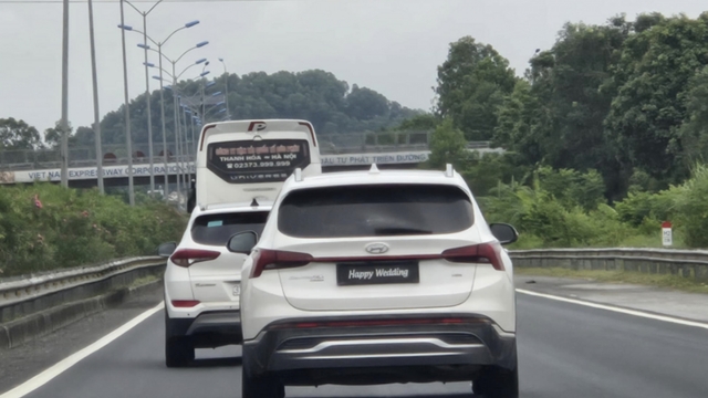 Truy tìm tài xế ô tô dùng chiêu lật biển số, gắn chữ "Happy Wedding"