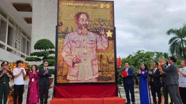 Exhibition of large-scale lacquer paintings marks 80th National Day