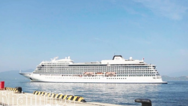 Cruise ship Viking Yidun brings foreign tourists to Khanh Hoa