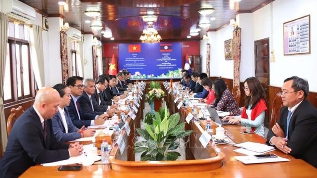 Vietnam, Laos step up Party-building cooperation