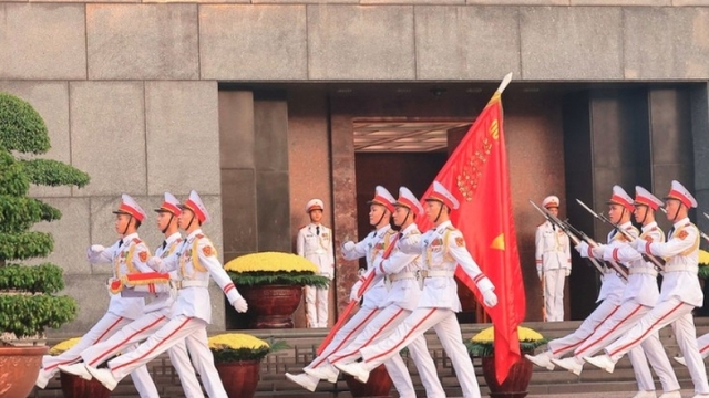 Flag-hoisting ceremony marks 80th anniversary of August Revolution victory