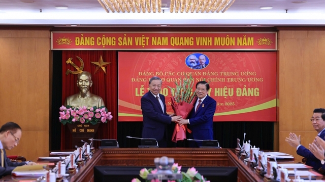 Tổng Bí thư Tô Lâm trao huy hiệu 45 năm tuổi Đảng tặng ông Phan Đình Trạc