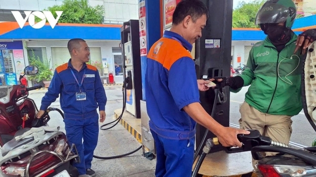 Petrol prices rise again, RON 95 surpasses VND20,000 per litre