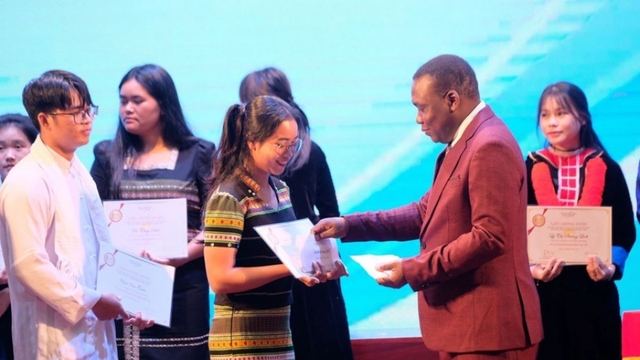 Vallet scholarships presented to 155 excellent students in Vietnam