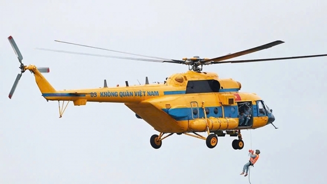 Bộ Quốc phòng điều trực thăng giải cứu 8 người dân bị mắc kẹt do mưa lũ ở Sơn La