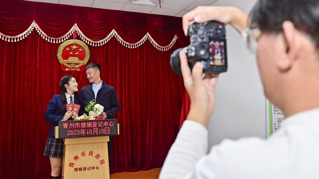 Số cặp đôi Trung Quốc đăng ký kết hôn năm 2024 giảm kỷ lục