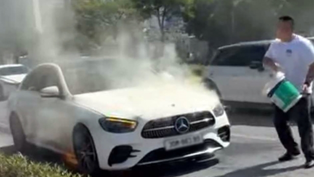 Xe Mercedes bốc cháy dữ dội trên đường phố Hà Nội