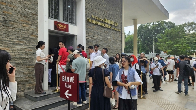 Người dân TP.HCM nườm nượp chơi lễ, bảo tàng miễn phí tham quan