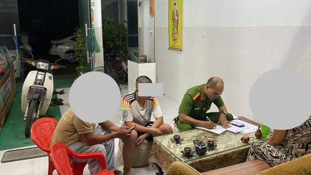 Hai thiếu niên khống chế nạn nhân, chiếm đoạt dây chuyền bạc