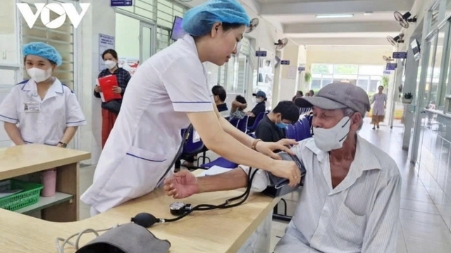 Củng cố trạm y tế xã, chuyển trọng tâm từ chữa bệnh sang phòng bệnh