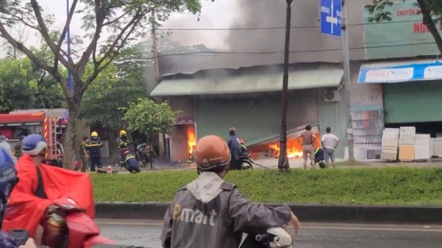 Cháy kho hàng ở TP.HCM, một ô tô bị thiêu rụi