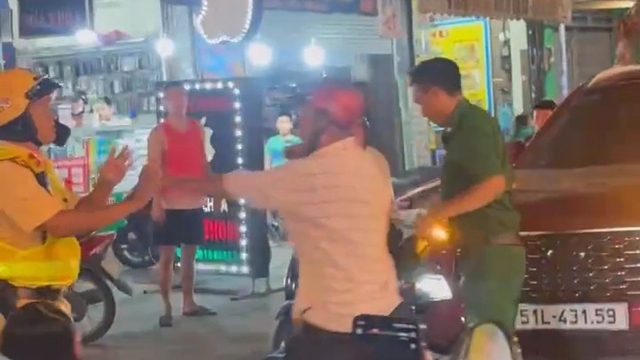 Khởi tố người say rượu chống đối CSGT, đánh thanh niên xung phong bị thương