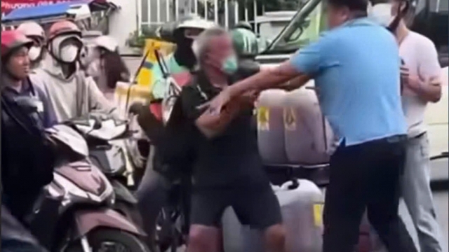 Công an xác minh vụ người đàn ông lớn tuổi bị đánh tại giao lộ ở TP.HCM