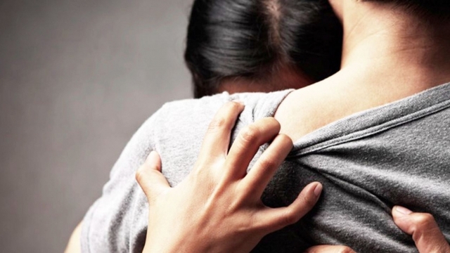 Chồng là cai thầu xây dựng và ngoại tình với thợ phụ vữa