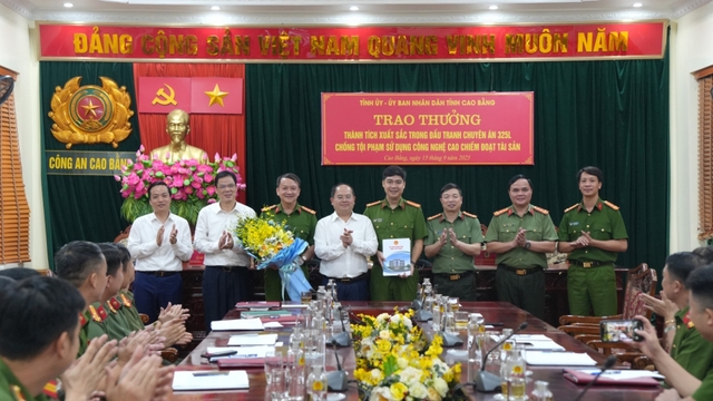Biểu dương lực lượng triệt phá đường dây lừa đảo chiếm đoạt 160 tỷ đồng