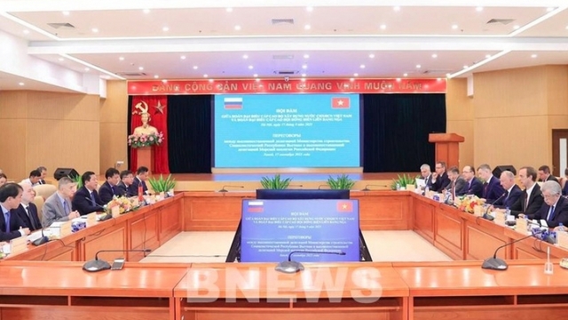 Vietnam, Russia explore joint venture for maritime transport route