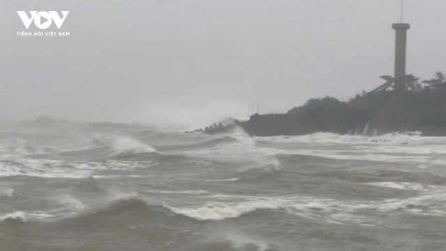Typhoon Bualoi slams into central coast of Vietnam