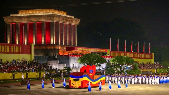 Khối Báo chí cách mạng Việt Nam diễu hành mừng 80 năm Quốc khánh 2/9