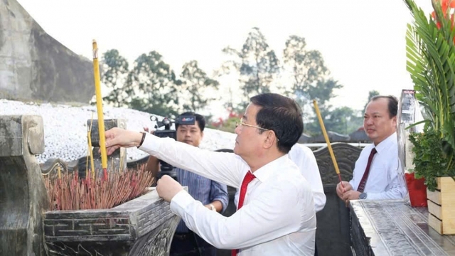 Cần Thơ thành lập nhiều đoàn dâng hoa, dâng hương tại các nghĩa trang liệt sĩ và Đền thờ Bác Hồ