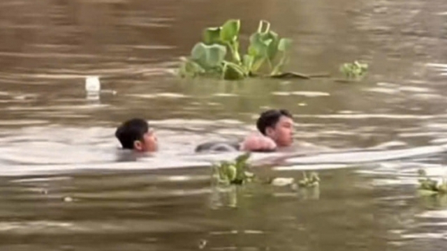 Hai thanh niên dũng cảm bơi ra dòng sông cứu người đuối nước