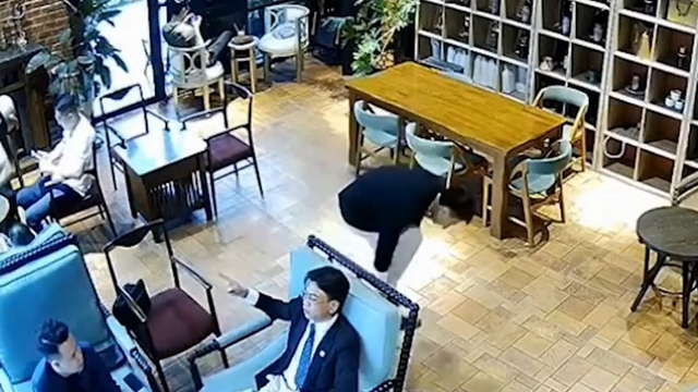 Điều tra nam thanh niên đánh nhân viên quán cafe vì bị nhắc hút thuốc