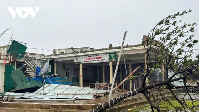 Hà Tĩnh: Một người tử vong do bị ngã khi bão số 10 đổ bộ