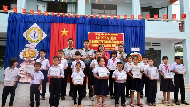 Chi đội Kiểm ngư số 4 đồng hành cùng học sinh đến trường năm học mới