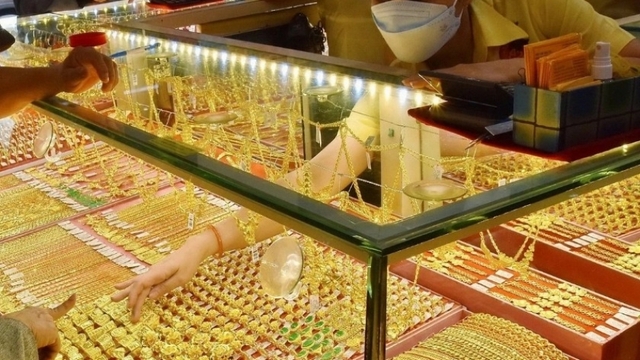 Domestic gold prices hit record high despite global drop