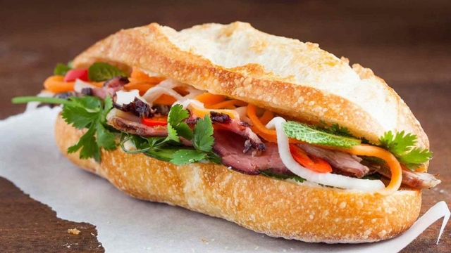 Công an vào cuộc vụ nhiều cư dân nghi ngộ độc sau khi ăn bánh mì ở TP.HCM