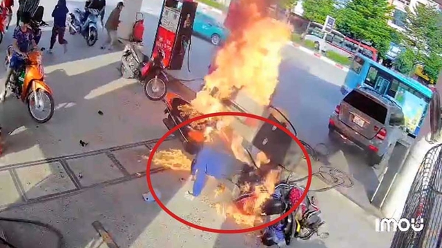 Ô tô Mercedes rồ ga húc đổ trụ bơm, gây cháy dữ dội cây xăng tại Hà Nội