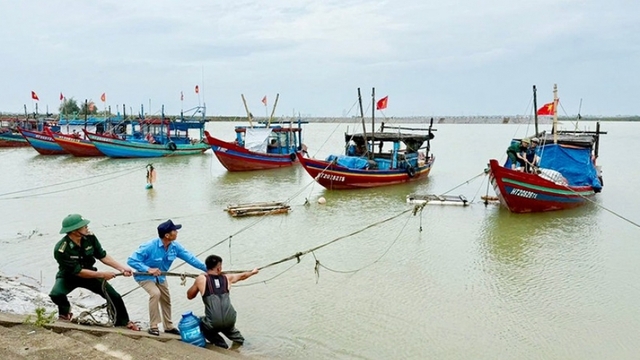 Gần 4.000 phương tiện trên biển ở Hà Tĩnh đã vào bờ neo đậu để ứng phó bão số 10